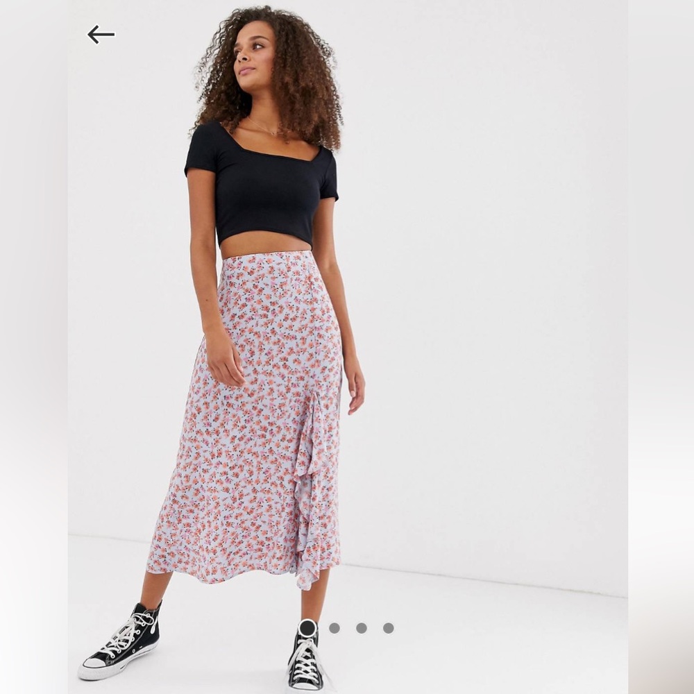 Floral skirt with ruffle slit